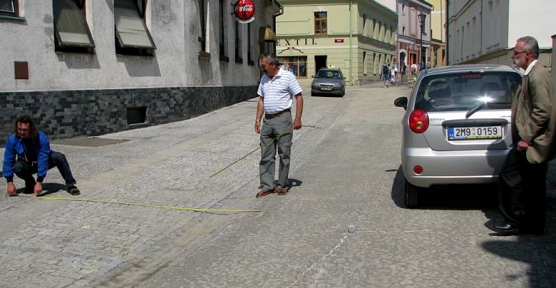 Ve Svatoplukově ulici v Hranicích si dali v pondělí dopoledne schůzku jeden z tamních obchodníků a starosta města Miroslav Wildner. Polemizovali o kovovém sloupku. Podnikatel Rudolf Koláček žádal jeho odstranění, neboť prý neúměrně zužuje vozovku.