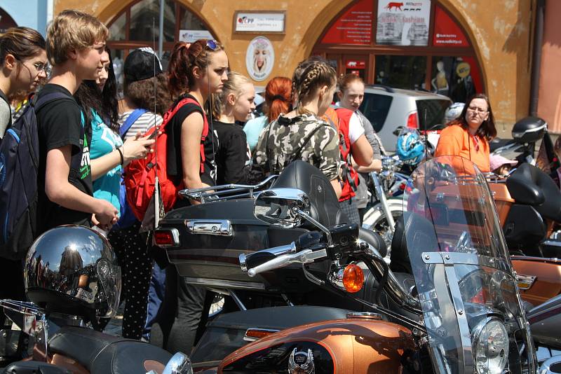 Na hranické náměstí se v sobotu 27. května sjely přes dvě stovky motorek, mezi kterými kralovala legendární značka Harley Davidson.