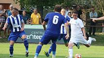 Fotbalisté SK Hranice (v modrém) přehráli v derby domácí Všechovice 4:0.