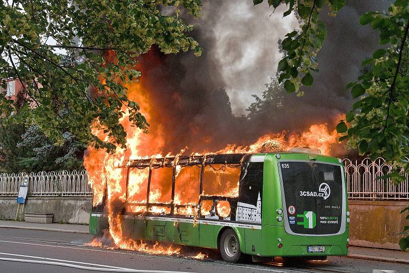 V neděli 10. června kolem 19.15 hodin hořel na třídě 1. máje v Hranicích elektrobus MHD