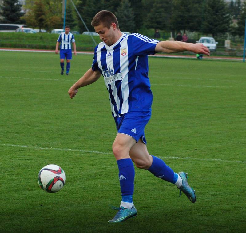 Fotbalisté Hranic (v pruhovaném) v domácím utkání s Přerovem (6:2).