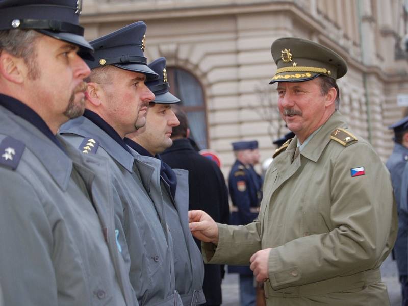 Vojáci z bochořské základny včera nastoupili na náměstí T. G. Masaryka.