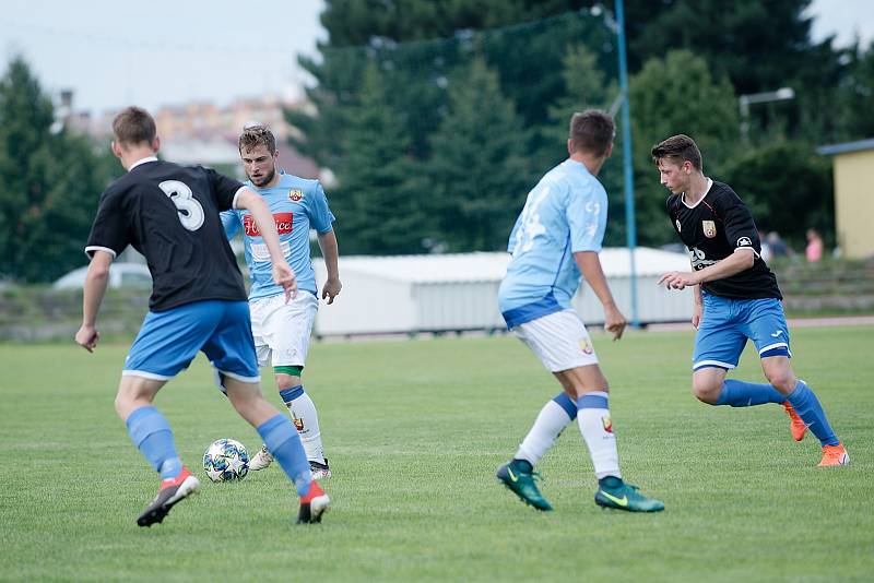 Fotbalisté SK Hranice (v modrém) proti 1. FCV Přerov.