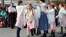 Na akci Vítání jara vystoupila na hranickém náměstí v sobotu 24. března cimbálová muzika Okybača, taneční oddělení ZUŠ Hranice, folklorní soubor Rozmarýnek a Děcka z Drahotuš.