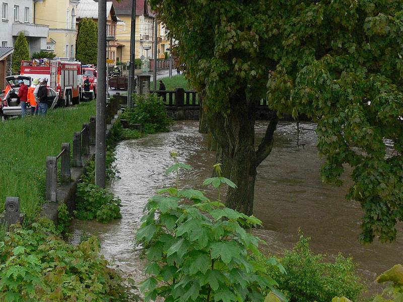 Na řece Bečvě v Hranicích je vyhlášen třetí povodňový stupeň. Takhle vypadala hranická Bečva v pondělí 17. května v 8.30 hodin ráno.