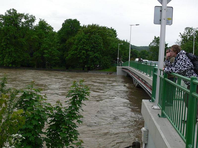 Na řece Bečvě v Hranicích je vyhlášen třetí povodňový stupeň. Takhle vypadala hranická Bečva v pondělí 17. května v 8.30 hodin ráno.