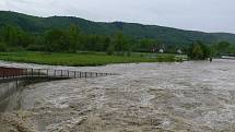 Na řece Bečvě v Hranicích je vyhlášen třetí povodňový stupeň. Takhle vypadala hranická Bečva v pondělí 17. května v 8.30 hodin ráno.