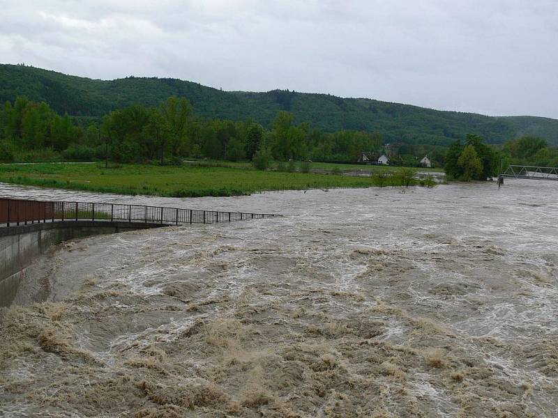 Na řece Bečvě v Hranicích je vyhlášen třetí povodňový stupeň. Takhle vypadala hranická Bečva v pondělí 17. května v 8.30 hodin ráno.