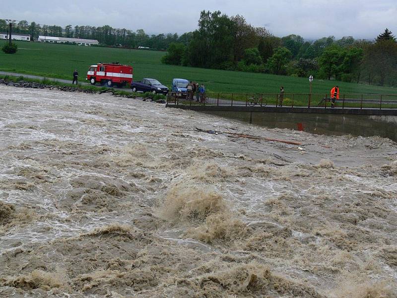 Na řece Bečvě v Hranicích je vyhlášen třetí povodňový stupeň. Takhle vypadala hranická Bečva v pondělí 17. května v 8.30 hodin ráno.