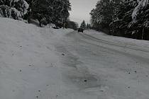 Chodníky, zasněžené plochy, auta i silnice pokryla vrstva ledu.