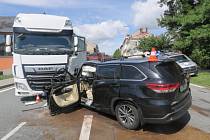 Vážným zraněním třiadvacetiletého řidiče vozu Toyota a jeho spolujezdce skončila nehoda, která se stala v pondělí ráno v Hranicích. Osobní auto se srazilo s nákladní soupravou DAF.
