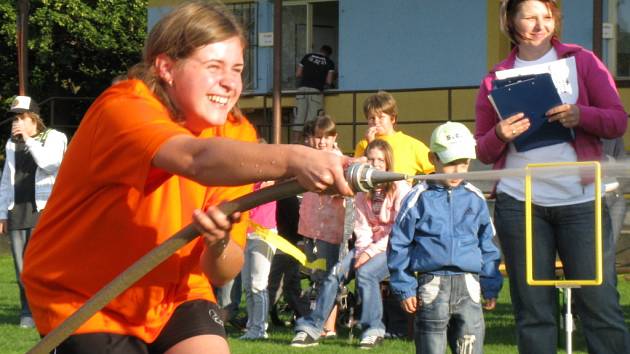 Celkem devět vesnic Mikroregionu Záhoran zápolilo na šestém ročníku Mikroregionální olympiády ve Všechovicích.