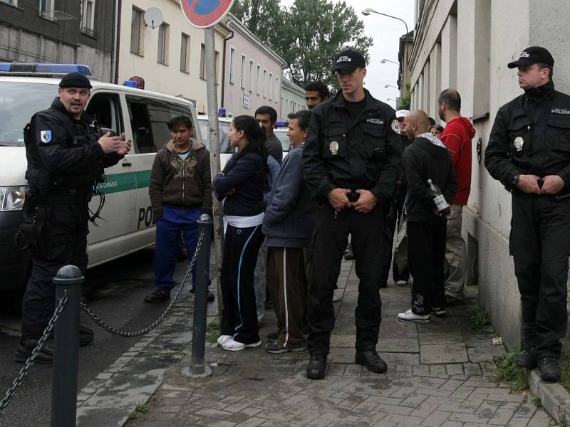 Skoro tři sta Romů vyšlo na Husovu ulici v Přerově vyjádřit klidný protest proti sobotnímu předvolebnímu mítinku Dělnické strany.