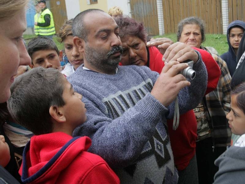 Skoro tři sta Romů vyšlo na Husovu ulici v Přerově vyjádřit klidný protest proti sobotnímu předvolebnímu mítinku Dělnické strany.