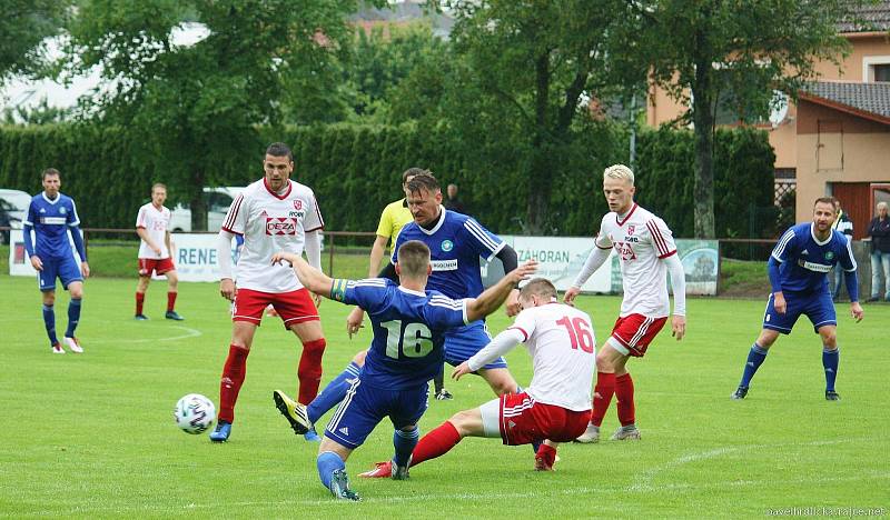 Fotbalisté Všechovic (v modrém) v přátelském utkání s Valmezem.