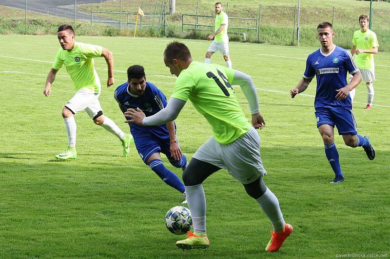 Fotbalisté Všechovic (v modrém) zvítězili v Bělotíně.