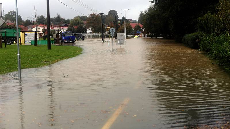 Řeka Bečva zaplavila část obce Ústí na Hranicku 14.10.2020.