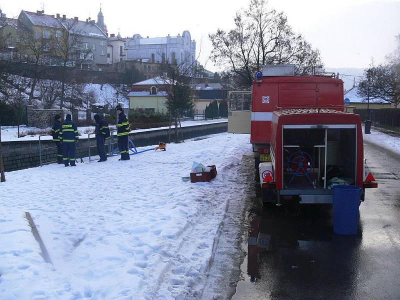 Únik nafty na Veličce