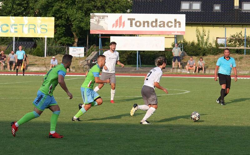 Fotbalisté Hranic (v zeleném) deklasovali v poháru Všechovice 6:1.