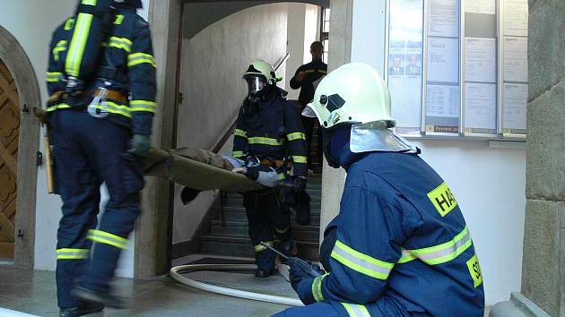 Simulovaný požár v budově radnice likvidovali ve středu 21. října odpoledne profesionální i dobrovolní hasiči z Hranic a blízkého okolí. 