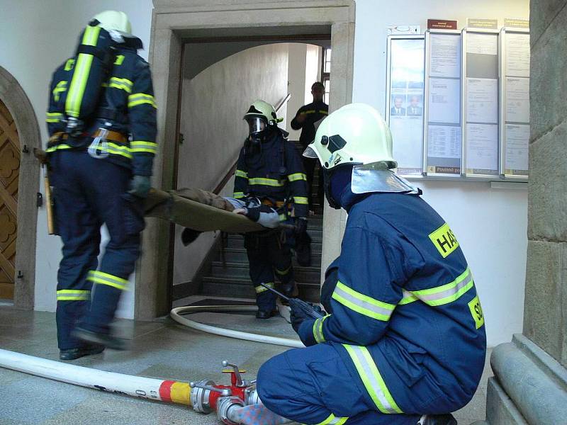 Simulovaný požár v budově radnice likvidovali ve středu 21. října odpoledne profesionální i dobrovolní hasiči z Hranic a blízkého okolí. 