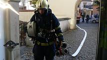 Simulovaný požár v budově radnice likvidovali ve středu 21. října odpoledne profesionální i dobrovolní hasiči z Hranic a blízkého okolí. 