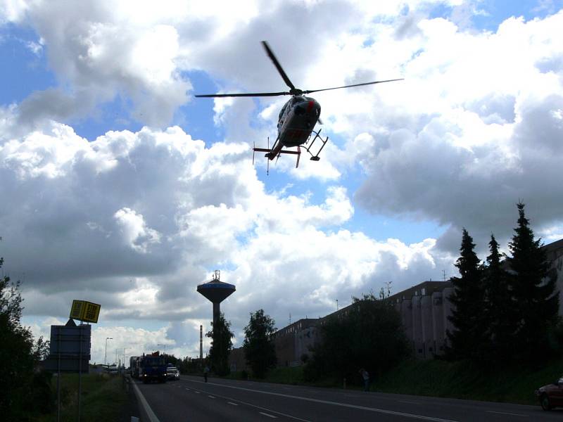 Osobní auto srazilo muže, který přebíhal čtyřproudou silnici mezi sídlištěm Hromůvka a Kauflandem.