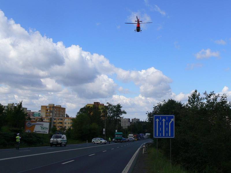 Osobní auto srazilo muže, který přebíhal čtyřproudou silnici mezi sídlištěm Hromůvka a Kauflandem.