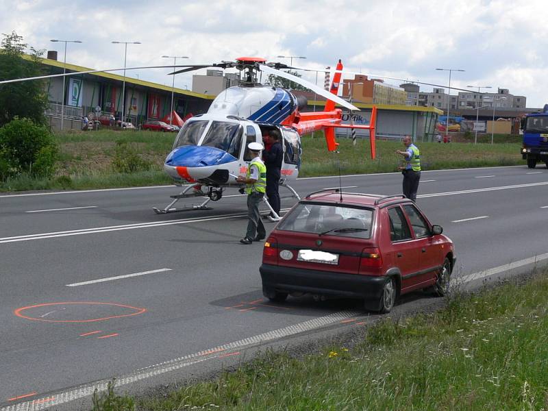 Osobní auto srazilo muže, který přebíhal čtyřproudou silnici mezi sídlištěm Hromůvka a Kauflandem.