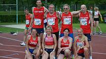 Úspěšné české štafety na 4 x 400 m. Muži zleva Bronislav Khýr, Pavel Fleischmann, Jiří Burda, Zděnek Pech, ženy zleva Klára Úlehlová, Miriam Stewartová, Ivana Jíchová, Denisa Severová