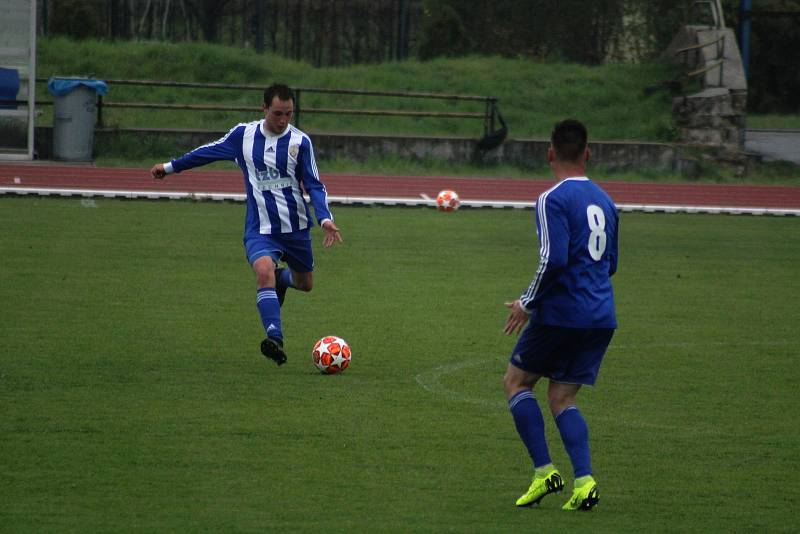 Fotbalisté Hranic proti přerovské Viktorce (v bílém)