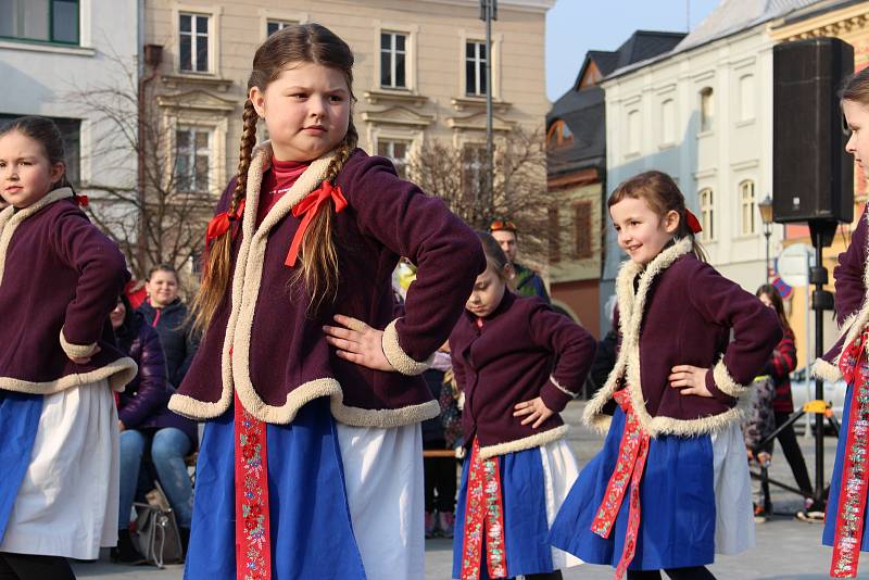 Na akci Vítání jara vystoupila na hranickém náměstí v sobotu 24. března cimbálová muzika Okybača, taneční oddělení ZUŠ Hranice, folklorní soubor Rozmarýnek a Děcka z Drahotuš.