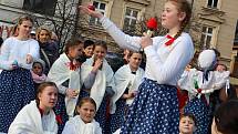 Na akci Vítání jara vystoupila na hranickém náměstí v sobotu 24. března cimbálová muzika Okybača, taneční oddělení ZUŠ Hranice, folklorní soubor Rozmarýnek a Děcka z Drahotuš.