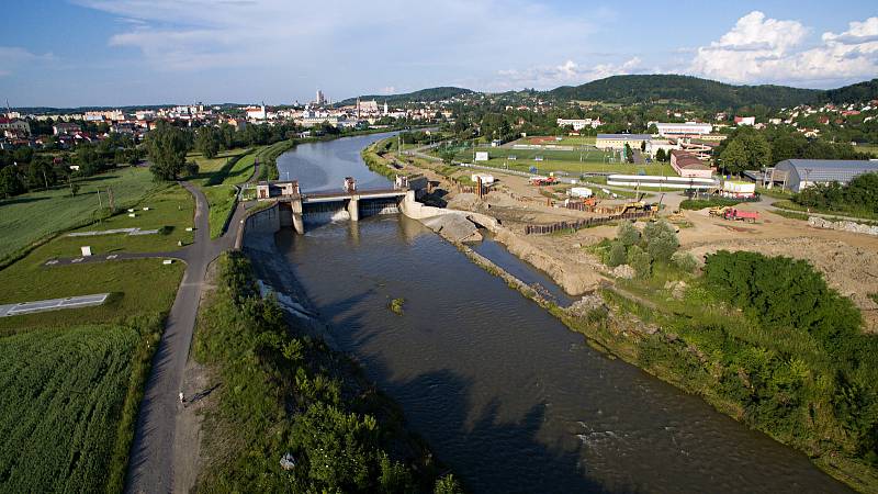 Probíhá rozsáhlá rekonstrukce jezu v Hranicích, rozšiřuje se o jedno jezové pole a rozšíření koryta nad i pod jezem.