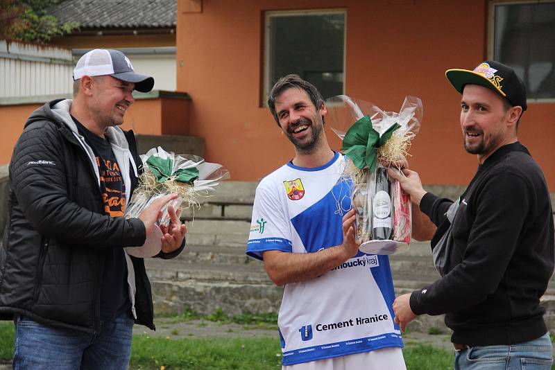 Legendární brankář Josef Kučerka se loučil s kariérou utkáním TJ Cement Hranice - SHC Maloměřice Brno. Martin Stržínek