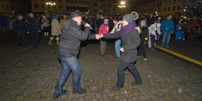 Vánoční program v Hranicích pokračoval i v sobotu 2. prosince, náměstí pobavily Taneční Vánoce.