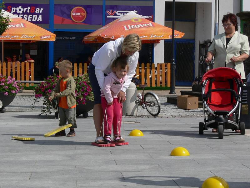 Zábavu i soutěže pro děti připravilo na náměstí hudební uskupení Abraka muzika.