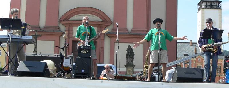 Zábavu i soutěže pro děti připravilo na náměstí hudební uskupení Abraka muzika.