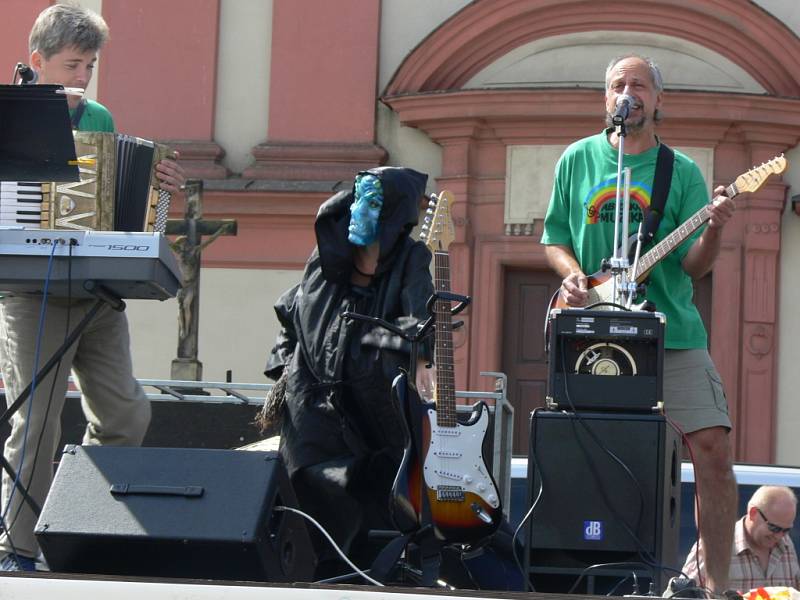 Zábavu i soutěže pro děti připravilo na náměstí hudební uskupení Abraka muzika.