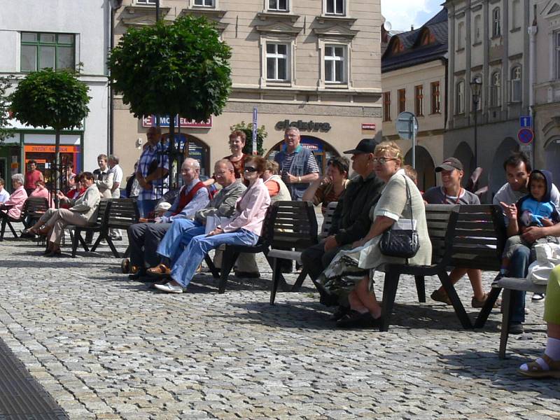 Zábavu i soutěže pro děti připravilo na náměstí hudební uskupení Abraka muzika.