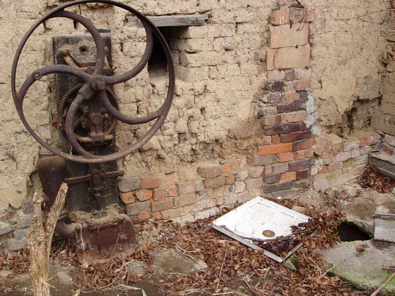 Jednopístovou vodní pumpu s rotačním mechanickým pohonem získalo z Jezernice Technické muzeum v Brně.