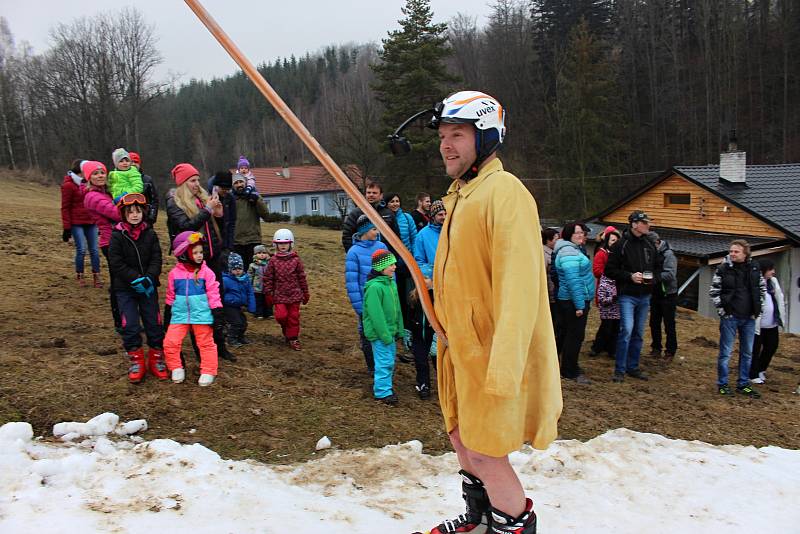 Tradiční bazénová Splash party na potštátské sjezdovce ukázala v sobotu 2. března jízdu přes sněhový bazén s vodou.