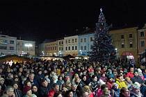 Slavnostní rozsvěcení vánočního stromu na Masarykově náměstí v Hranicích 2019.