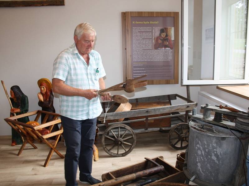 Místní muzeum v Býškovicích na Hranicku se pyšní vzácnými exempláři. Návštěvníci se mohou dozvědět o životě na vesnici nebo o významném generálovi Bohumilu Závadovi. 