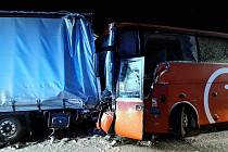 K vážné dopravní nehodě, která se stala na 309. kilometru D1 u Hranic ve směru na Olomouc, vyjížděli v noci na úterý záchranáři.  Foto: HZS Olomouckého kraje, se svolením