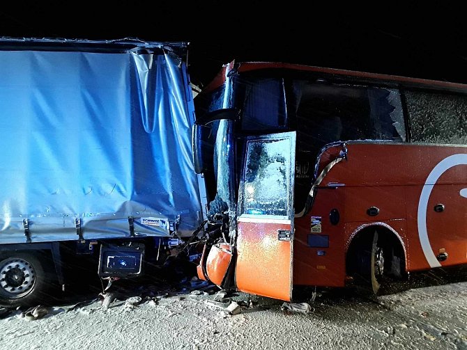 K vážné dopravní nehodě, která se stala na 309. kilometru D1 u Hranic ve směru na Olomouc, vyjížděli v noci na úterý záchranáři.  Foto: HZS Olomouckého kraje, se svolením