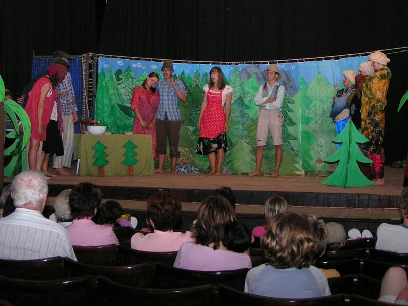 Kašparova divadelní Střítež představuje amatérské divadelní herce. 