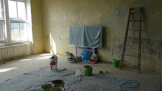VÝMĚNA PODLAHY. V jedné ze tříd Zákadní a mateřské školy v Drahotuších probíhá rekonstrukce podlahy