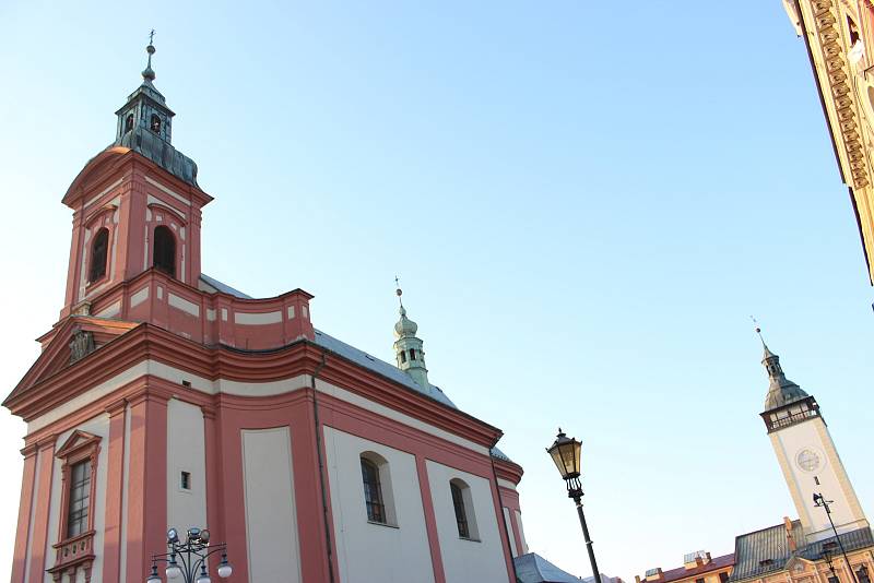 Přípravy na sundání poškozené věžičky na kostele Stětí svatého Jana Křtitele na Masarykově náměstí v Hranicích. 16. dubna 2019
