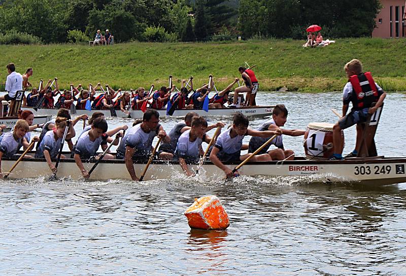 Festival dračích lodí na hranické Bečvě - závody základních a středních škol